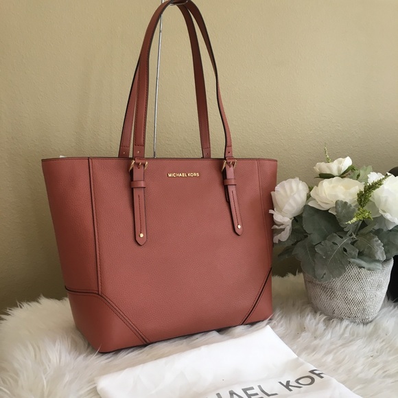 Michael Kors Handbags - Last one✨Michael Kors aria large shoulder tote bag
